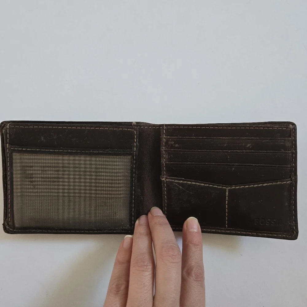 Fossil Bi-fold mens brown leather wallet